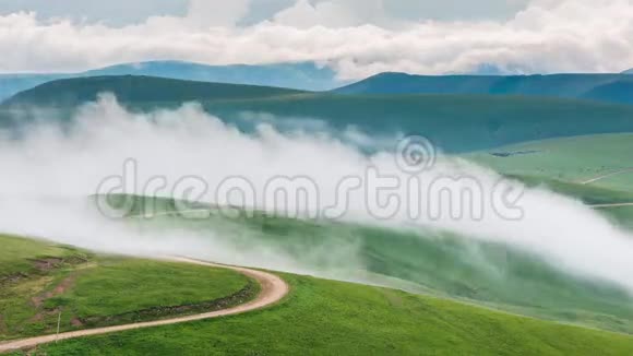 高山草甸上空形成的云风暴云视频的预览图