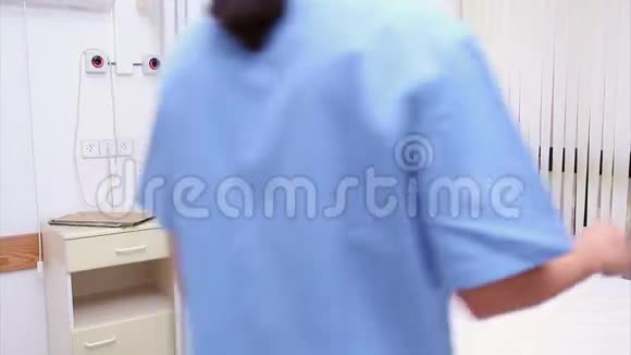 护士协助老年病人视频的预览图