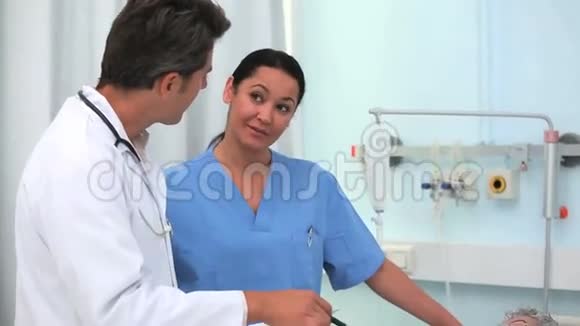 医生和护士对病人微笑视频的预览图