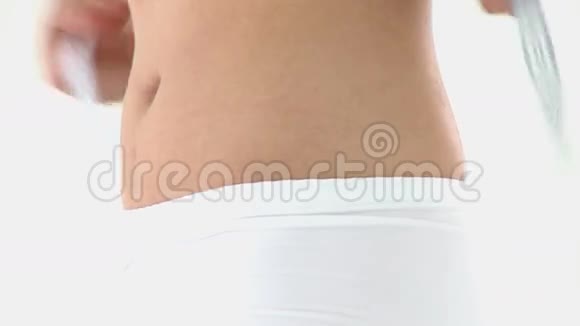 白种人女人用带子测量她的腰视频的预览图
