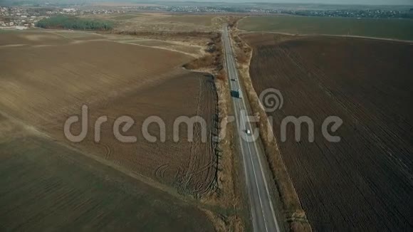 美丽麦田和道路的鸟瞰图视频的预览图