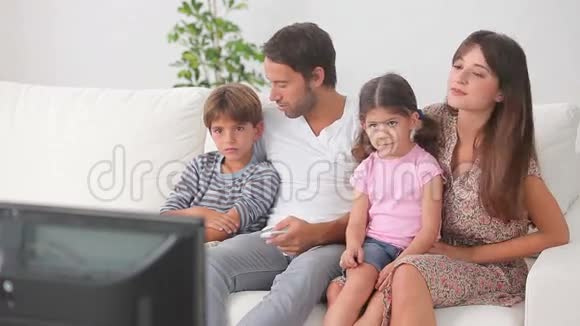 幸福的家庭看电视视频的预览图