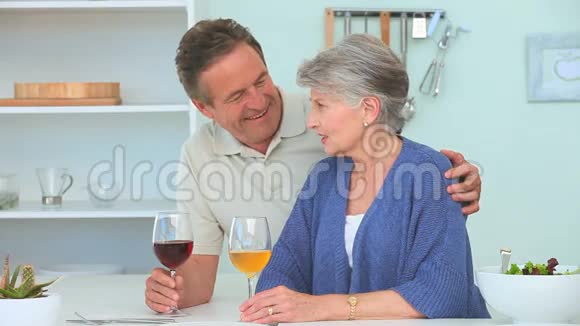 一对老夫妇喝酒视频的预览图