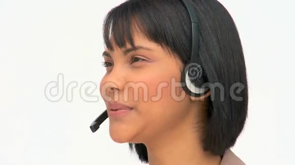 亚洲女人对着耳机说话视频的预览图