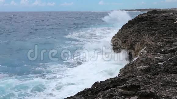 海浪溅到礁石视频上视频的预览图