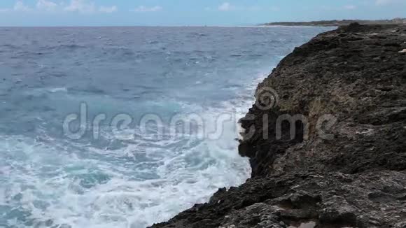 海浪溅到礁石视频上视频的预览图