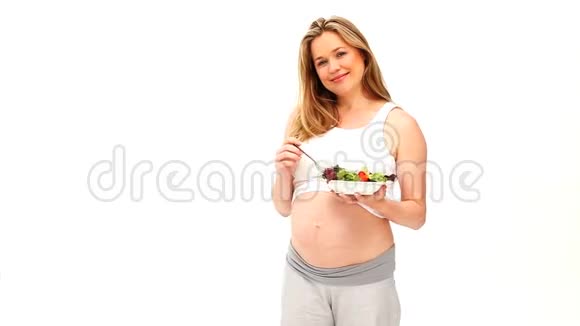 孕妇拿着沙拉视频的预览图
