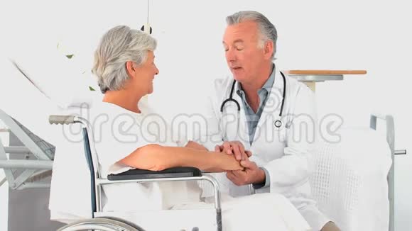 一位医生和一位女性病人谈话视频的预览图