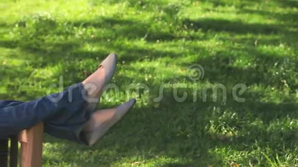 公园长椅上漂亮的情侣视频的预览图