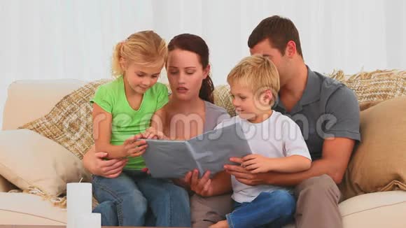 家人一起读一本书视频的预览图