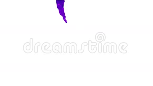 紫色液体慢慢地填满一个容器透明液体视频的预览图