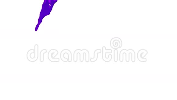 紫色漆流慢慢填满一个容器透明液体视频的预览图