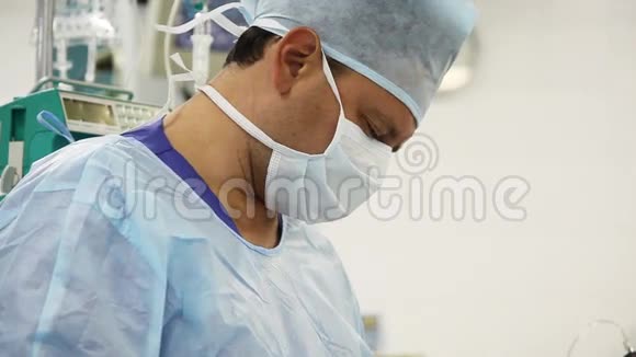 手术室男外科医生视频的预览图