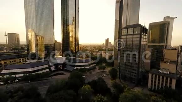 鸟瞰现代摩天大楼建筑视频的预览图