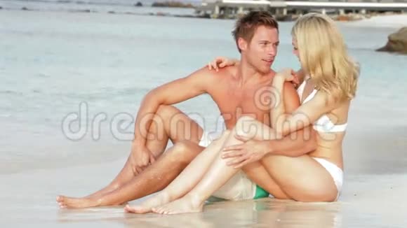 海滩边的浪漫情侣视频的预览图