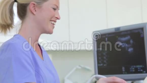 有超声波扫描的孕妇视频的预览图