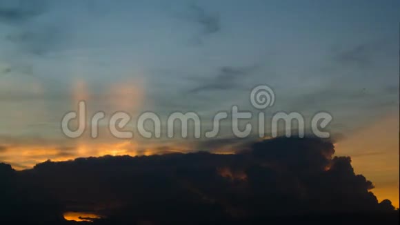 4K夕阳与云彩的时间流逝视频的预览图
