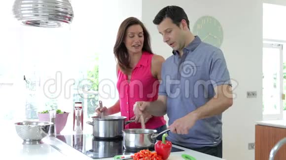 西班牙裔夫妇在家做饭视频的预览图