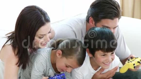 幸福的家庭在家玩电子游戏视频的预览图