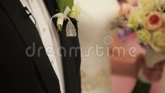 快乐的新娘和新郎抱着花束婚礼仪式视频的预览图