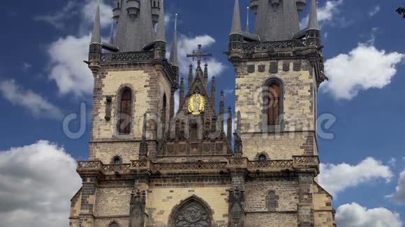 捷克共和国布拉格老城广场Tyn前的上帝母亲哥特式教堂视频的预览图