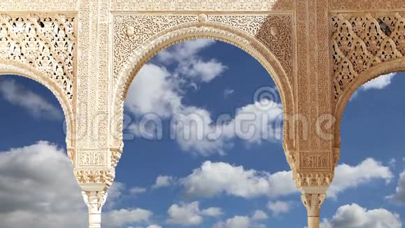 西班牙格拉纳达Alhambra伊斯兰摩尔风格的拱门视频的预览图