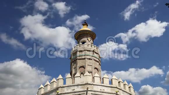 托雷德尔奥罗或金塔13世纪一个中世纪的阿拉伯军事十二边形瞭望塔在塞维利亚安达视频的预览图