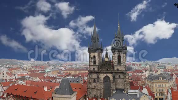 捷克共和国布拉格老城广场Tyn前的上帝母亲哥特式教堂视频的预览图