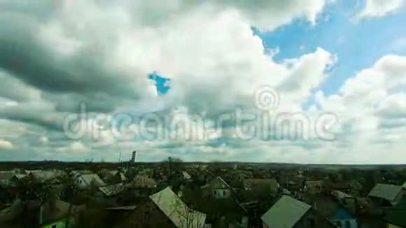 天空中的云在房屋上移动视频的预览图