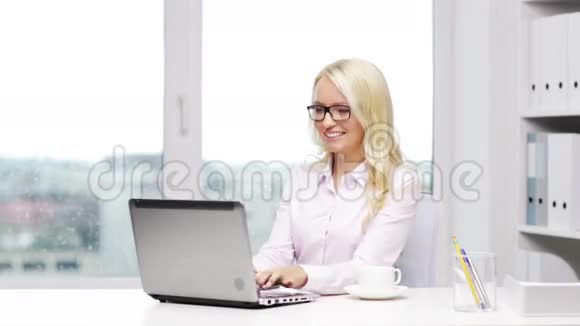 带手提电脑的微笑女秘书或学生视频的预览图