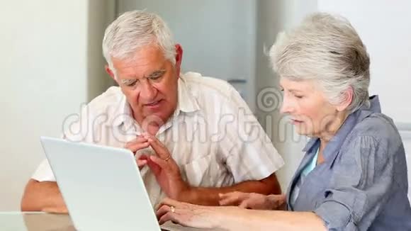 年长夫妇一起用笔记本电脑视频的预览图