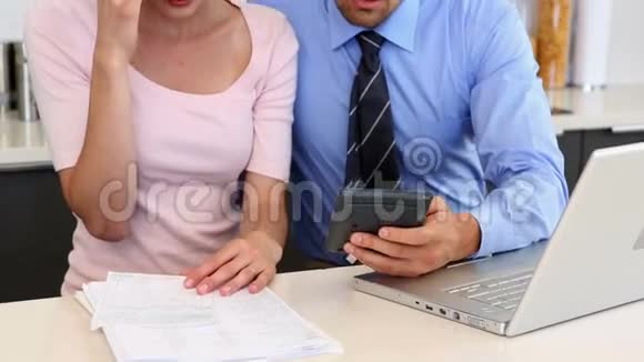 紧张的夫妇在计算账单视频的预览图
