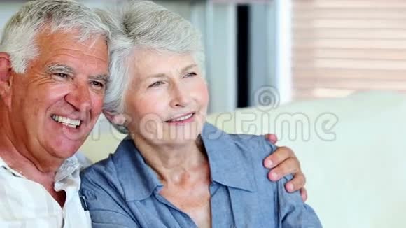 年长夫妇一起微笑视频的预览图