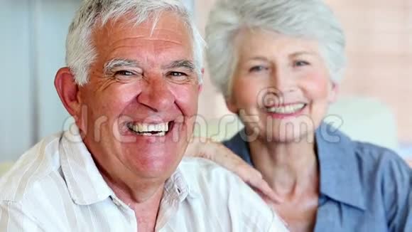 年长夫妇一起对着镜头微笑视频的预览图