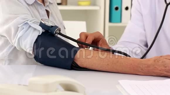 病人血压测量医生视频的预览图