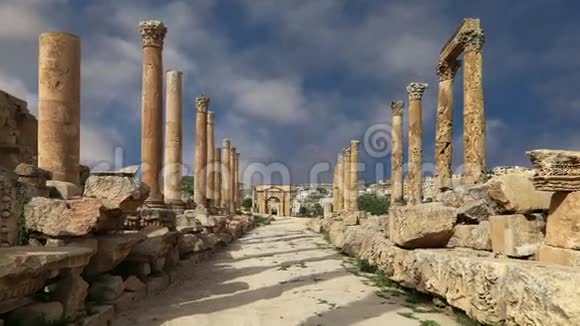 约旦首都杰拉什省最大城市杰拉什省杰拉什热拉萨的罗马废墟视频的预览图