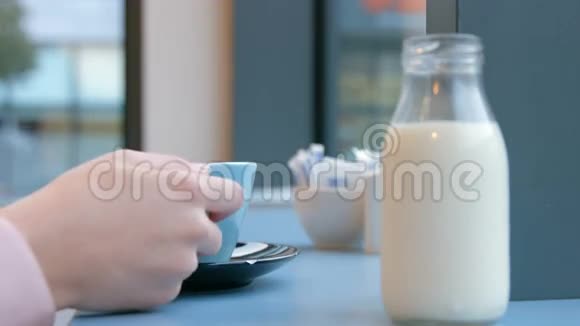 朋友们一起在咖啡馆喝咖啡视频的预览图