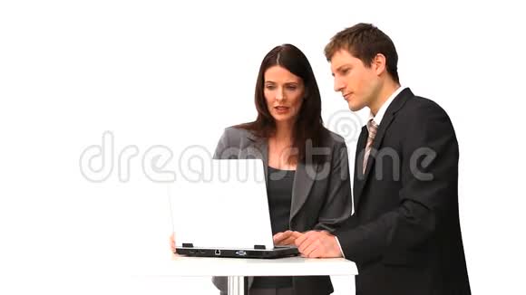 商业人士使用笔记本电脑视频的预览图