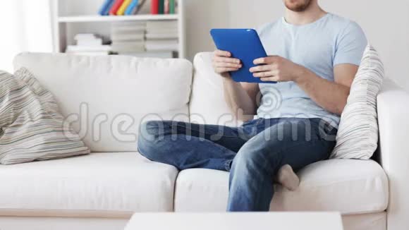 家里有平板电脑的男人视频的预览图