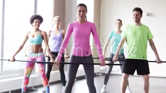一群在健身房里用酒吧锻炼的人视频的预览图