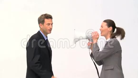 女人对着男人喊扩音器视频的预览图