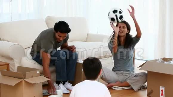 一家人玩足球视频的预览图