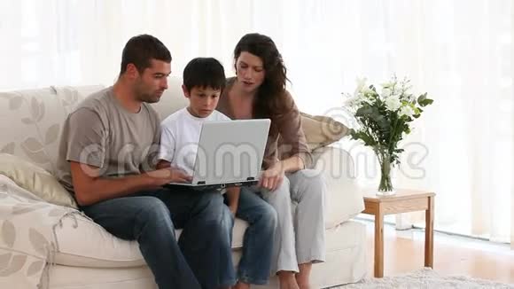 一家人在玩电脑游戏视频的预览图