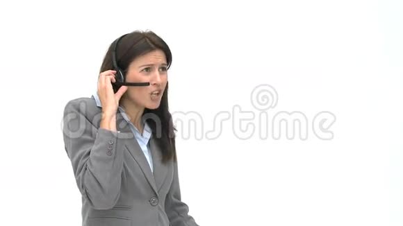 女商人拿着耳机打电话视频的预览图
