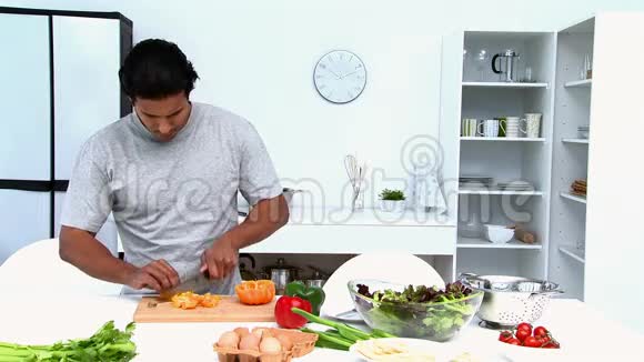 快乐的男人切蔬菜视频的预览图