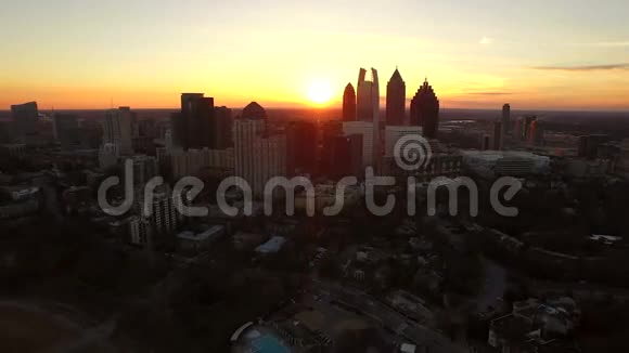 亚特兰大空中城市景观日落公园视频的预览图