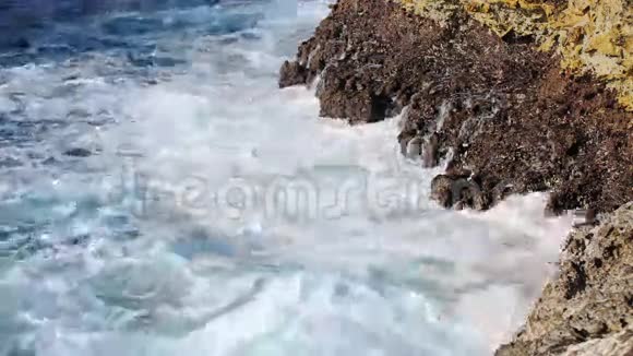 海浪溅到礁石视频上视频的预览图