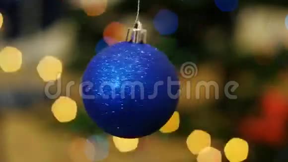 圣诞蓝球在后台旋转视频的预览图
