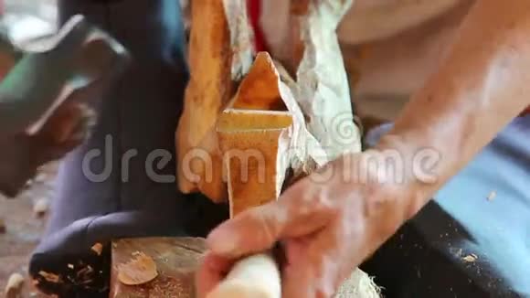 雕刻木头的雕刻手视频的预览图