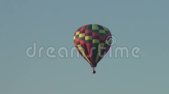 五颜六色的热气球视频的预览图